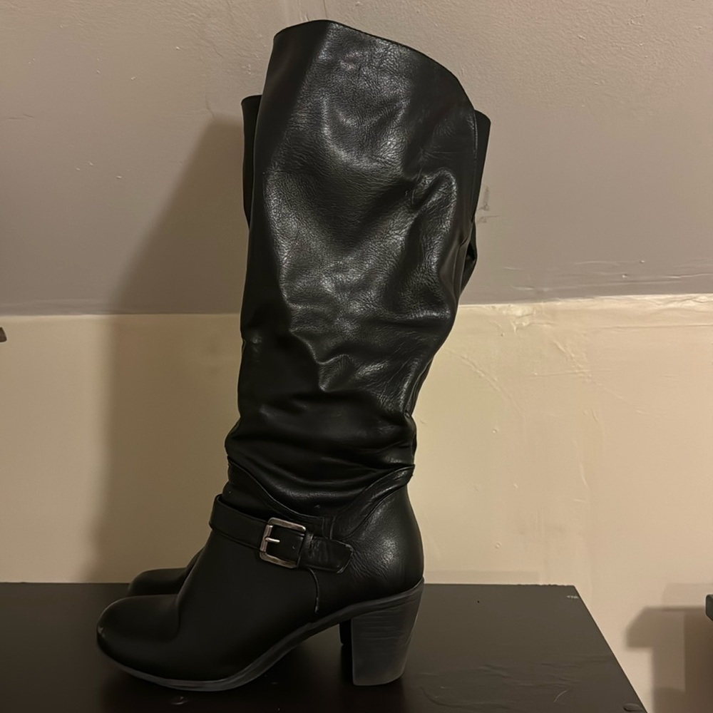 Black Levity boot, size 8